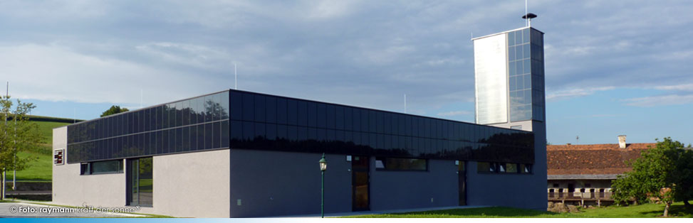 Fassaden-Photovoltaik-Anlage am Feuerwehrgebäude der Gemeinde Empersdorf